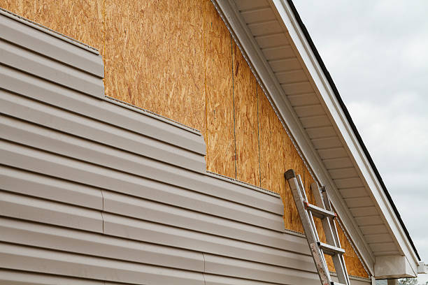 Professional Siding Contractor technician working in Woodbridge, NJ